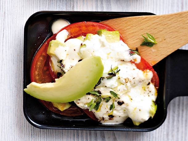 Raclette-Pfännchen Avocado mit Tomaten und Ziegenfrischkäse Rezept Raclette-Pfännchen Avocado mit Tomaten und Ziegenfrischkäse Rezept