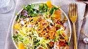 Raclette-Beilagen: Friséesalat mit Mandarinen und Joghurt-Ingwer-Dressing - Foto: LECKER @ Bauer Media Group