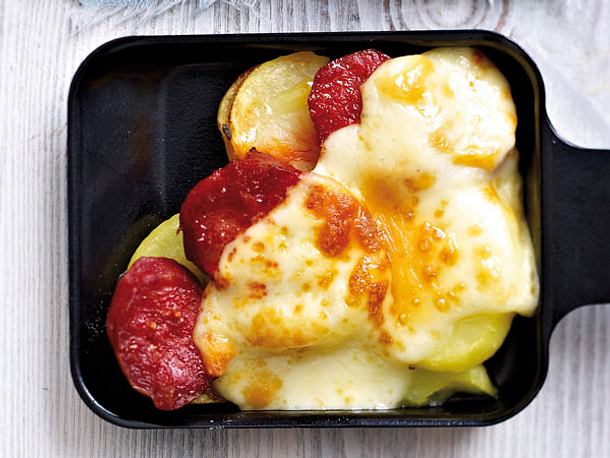 Raclette-Pfännchen mit Kartoffeln, Chorizo und Raclettekäse Rezept Raclette-Pfännchen mit Kartoffeln, Chorizo und Raclettekäse Rezept