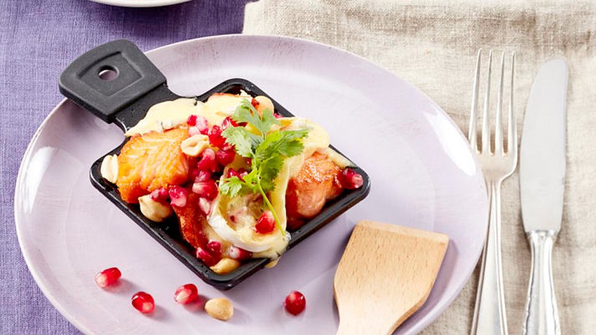 Raclette mit Lachs und Granatapfel Rezept - Foto: House of Food / Bauer Food Experts KG
