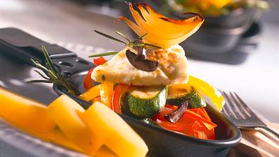 Raclette mit Paprika, Zucchini, Zwiebeln und Schafskäse Rezept - Foto: LECKER @ Bauer Media Group
