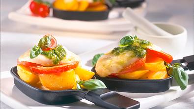 Raclette mit Tomaten, Kartoffeln, Mozzarella und Pesto Rezept - Foto: LECKER @ Bauer Media Group