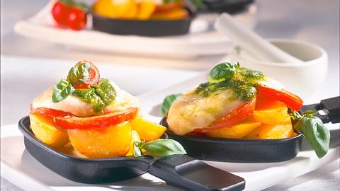 Raclette mit Tomaten, Kartoffeln, Mozzarella und Pesto Rezept - Foto: House of Food / Bauer Food Experts KG
