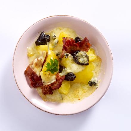 Raclette-Pfännchen mit Kartoffel, Speck, Pflaume, Blauschimmelkäse Rezept Raclette-Pfännchen mit Kartoffel, Speck, Pflaume, Blauschimmelkäse Rezept