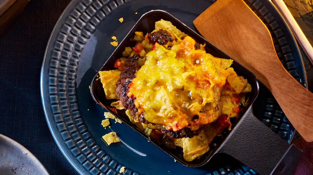 Raclette-Pfännchen: Nacho-Cheeseburger - Foto: LECKER @ Bauer Media Group Raclette-Pfännchen: Nacho-Cheeseburger - Foto: LECKER @ Bauer Media Group