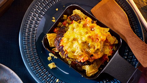 Raclette-Pfännchen: Nacho-Cheeseburger - Foto: House of Food / Bauer Food Experts KG