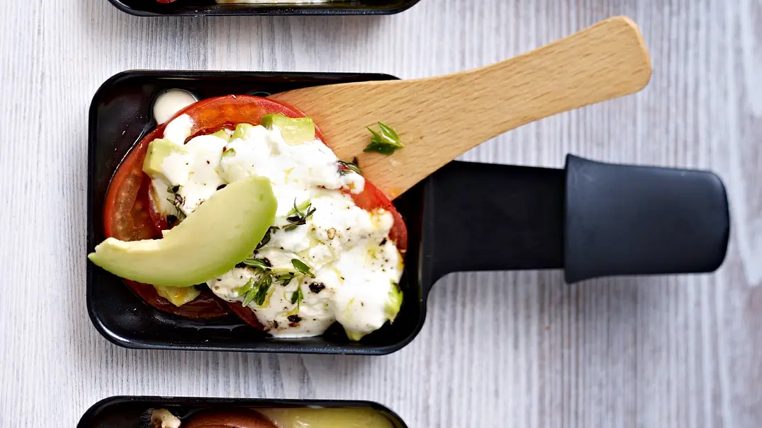 Raclette-Pfännchen Avocado mit Tomaten und Ziegenfrischkäse Rezept - Foto: LECKER @ Bauer Media Group Raclette-Pfännchen Avocado mit Tomaten und Ziegenfrischkäse Rezept - Foto: LECKER @ Bauer Media Group