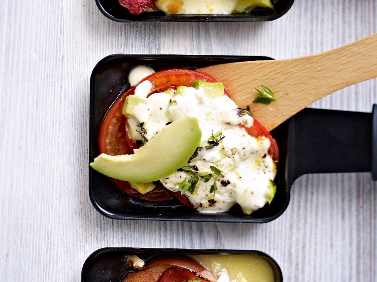 Raclette-Pfännchen Avocado mit Tomaten und Ziegenfrischkäse Rezept