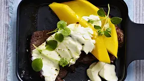 Raclette-Pfännchen mit Rinderfilet, Mango und Feta Rezept - Foto: LECKER @ Bauer Media Group Raclette-Pfännchen mit Rinderfilet, Mango und Feta Rezept - Foto: LECKER @ Bauer Media Group