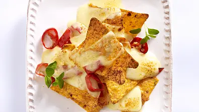 Raclette-Pfännchen mit Tortillachips, Jalapenos, Raclettekäse Rezept - Foto: LECKER @ Bauer Media Group