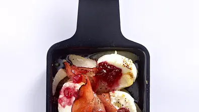 Raclette-Pfännchen mit Ziegenfrischkäse, Preiselbeeren, Schwarzwälder Schinken, Birne Rezept - Foto: LECKER @ Bauer Media Group