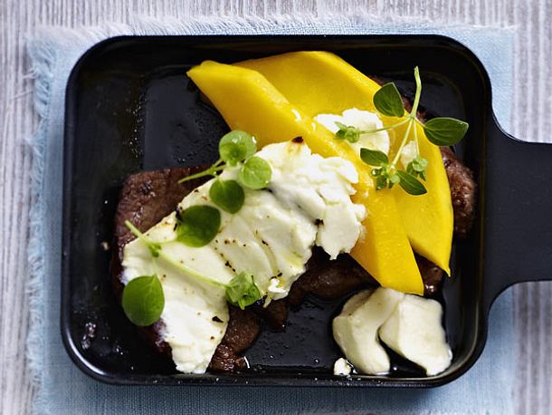 Raclette-Pfännchen mit Rinderfilet, Mango und Feta Rezept Raclette-Pfännchen mit Rinderfilet, Mango und Feta Rezept