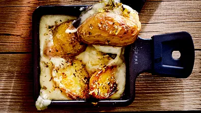 Racletterie: Kartoffel-Gratinchen Rezept - Foto: LECKER @ Bauer Media Group