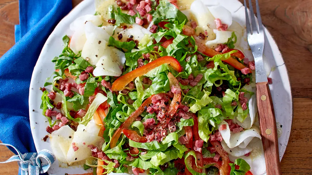 Radi-Carpaccio mit Speck Rezept - Foto: LECKER @ Bauer Media Group Radi-Carpaccio mit Speck Rezept - Foto: LECKER @ Bauer Media Group