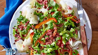 Radi-Carpaccio mit Speck Rezept - Foto: LECKER @ Bauer Media Group