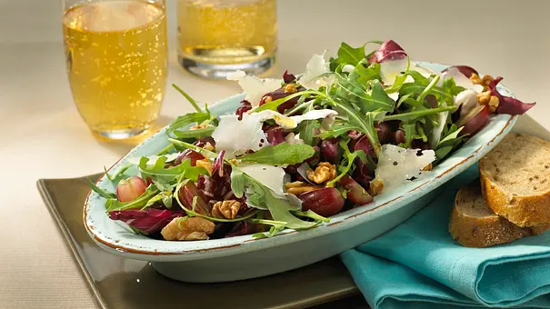 Radicchio-Rauke-Salat mit Weintrauben und Parmesan Rezept - Foto: LECKER @ Bauer Media Group