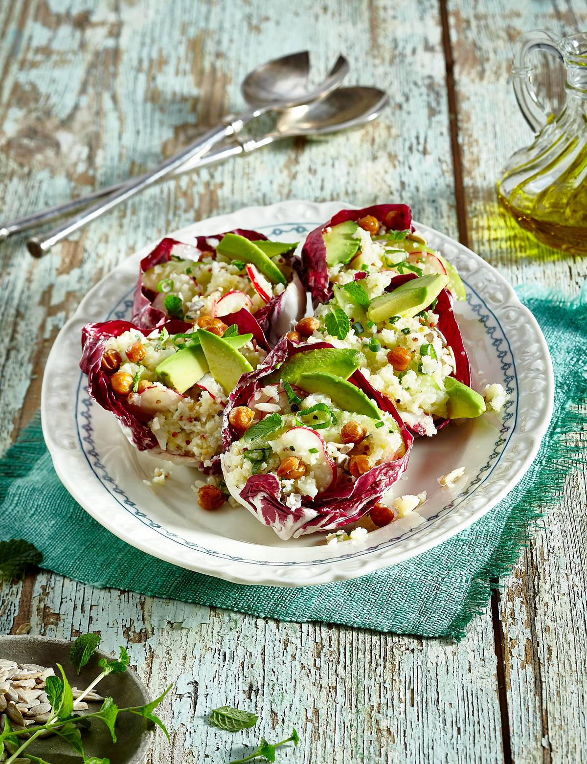 Radicchiosalatschiffchen mit Blumenkohlsalat Rezept