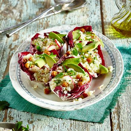 Radicchiosalatschiffchen mit Blumenkohlsalat Rezept Radicchiosalatschiffchen mit Blumenkohlsalat Rezept