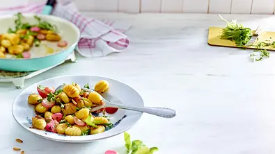 Radieschen-Gnocchi mit Rucola Rezept - Foto: LECKER @ Bauer Media Group