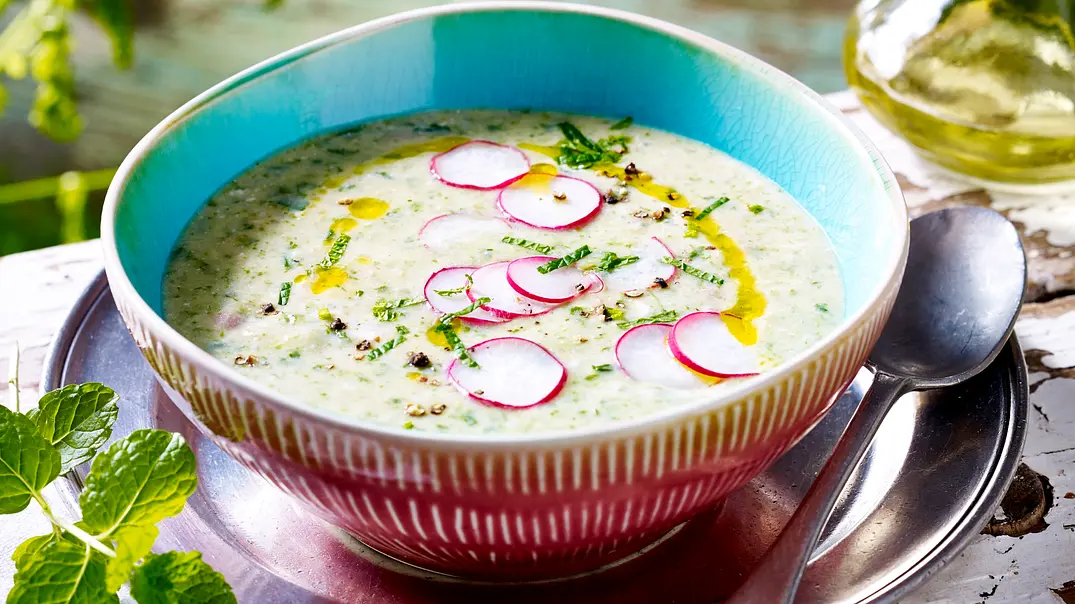 Radieschen-Minz-Suppe Rezept - Foto: LECKER @ Bauer Media Group Radieschen-Minz-Suppe Rezept - Foto: LECKER @ Bauer Media Group