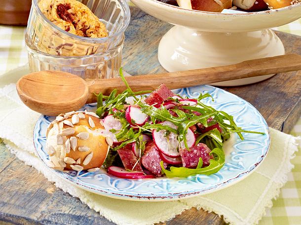 Radieschen-Rucola-Salat mit Landjägern Rezept