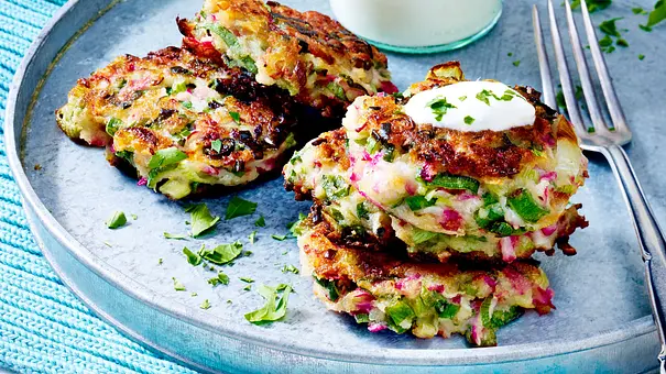 Radieschenbratlinge mit Joghurtdip Rezept - Foto: LECKER @ Bauer Media Group