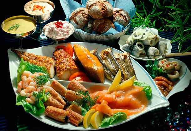 Räucherfischplatte mit Vollkornbrötchen Rezept Räucherfischplatte mit Vollkornbrötchen Rezept