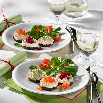 Räucherforellen-Mousse auf Pumpernickel Rezept Räucherforellen-Mousse auf Pumpernickel Rezept