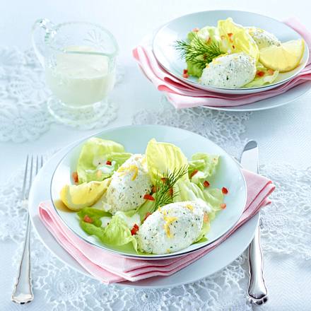 Räucherforellen-Nockerln auf Salat Rezept Räucherforellen-Nockerln auf Salat Rezept