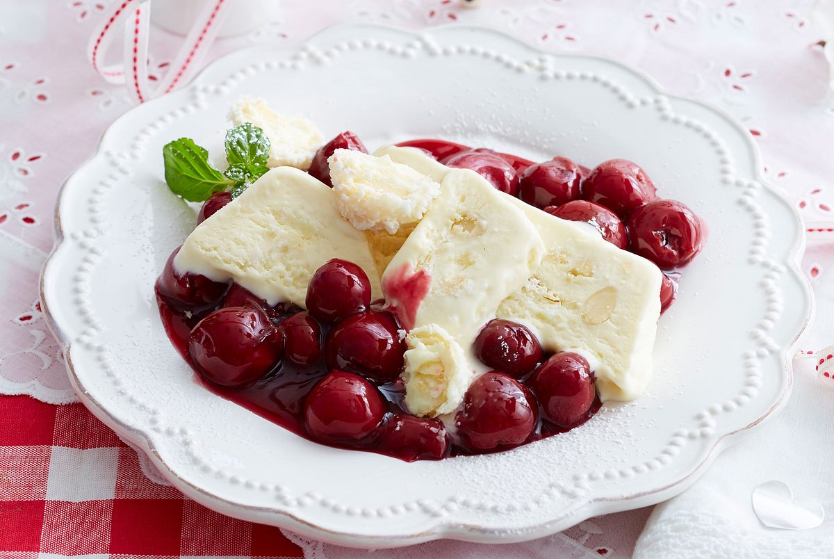 Raffaello-Eis mit heißen Amarettokirschen Rezept