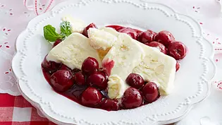 Raffaello-Eis mit heißen Amarettokirschen Rezept - Foto: LECKER @ Bauer Media Group Raffaello-Eis mit heißen Amarettokirschen Rezept - Foto: LECKER @ Bauer Media Group