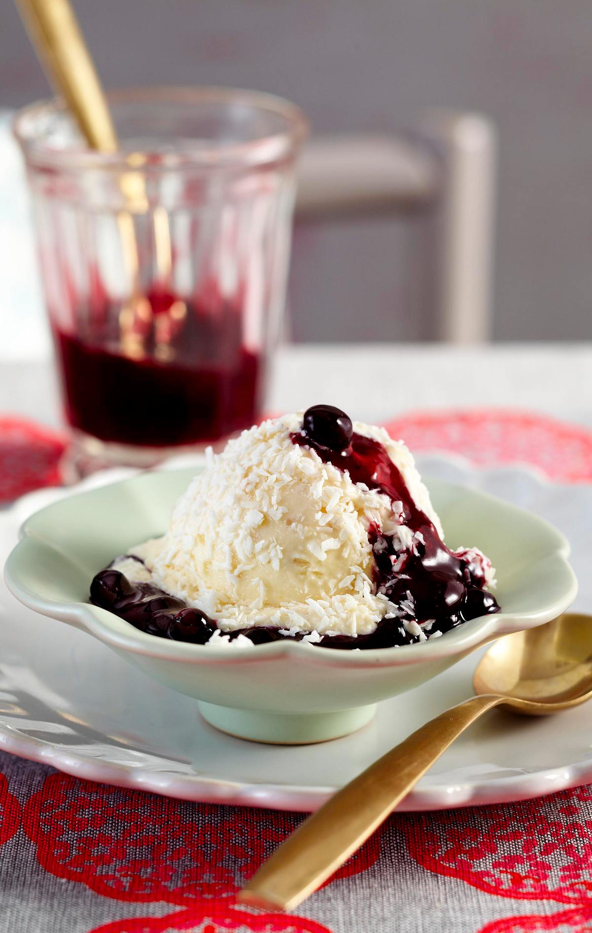 Raffaello-Eis mit heißen Heidelbeeren Rezept