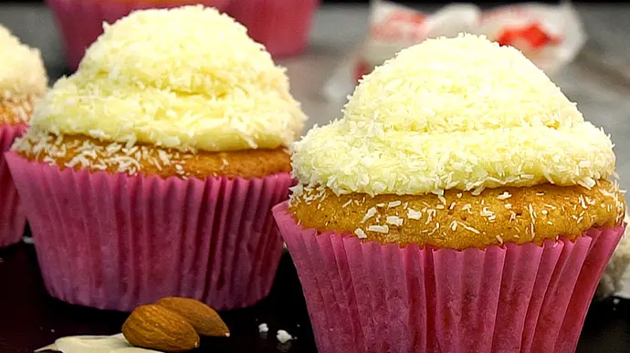 Raffaello-Muffins - Foto: ShowHeroes für LECKER @ Bauer Media Group Raffaello-Muffins - Foto: ShowHeroes für LECKER @ Bauer Media Group