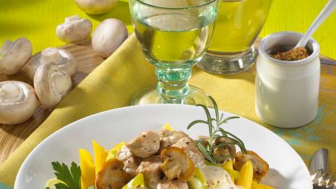 Rahm-Geschnetzeltes mit Nudeln Rezept - Foto: House of Food / Bauer Food Experts KG