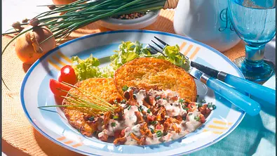 Rahm-Pfifferlinge auf Kartoffelpuffern Rezept - Foto: LECKER @ Bauer Media Group