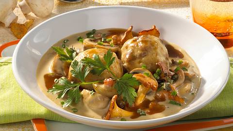Rahm-Pilze mit Semmelknödeln Rezept - Foto: Maass