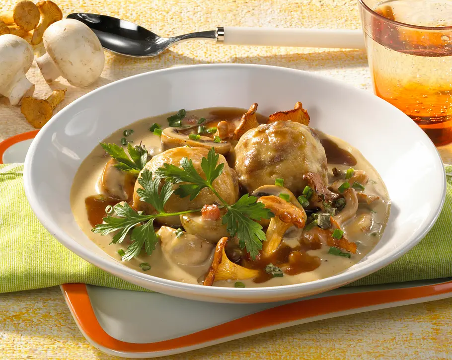 Rahm-Pilze mit Semmelknödeln Rezept