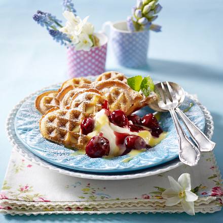 Rahm-Waffeln mit Kirschkompott und Quarkcreme Rezept Rahm-Waffeln mit Kirschkompott und Quarkcreme Rezept