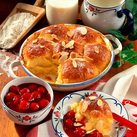 Rahmbuchteln mit Kirschkompott Rezept