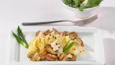 Rahmgeschnetzeltes vom Schweinefilet mit Bandnudeln und Rucola-Salat Rezept - Foto: LECKER @ Bauer Media Group