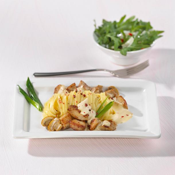 Rahmgeschnetzeltes vom Schweinefilet mit Bandnudeln und Rucola-Salat Rezept Rahmgeschnetzeltes vom Schweinefilet mit Bandnudeln und Rucola-Salat Rezept