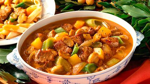 Rahmgulasch mit Pilzen, Porree und Kürbis Rezept - Foto: Neckermann