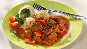 Rahmgulasch mit Semmelknödel Rezept - Foto: Maass