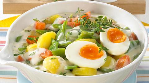 Rahmkartoffeln mit Gemüse und wachsweichem Ei Rezept - Foto: House of Food / Bauer Food Experts KG