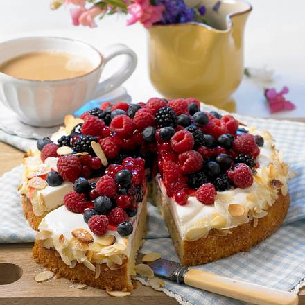 Rahmkuchen mit Beeren Rezept | LECKER