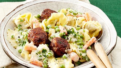 Rahmnudeln mit Hackbällchen Rezept - Foto: House of Food / Bauer Food Experts KG