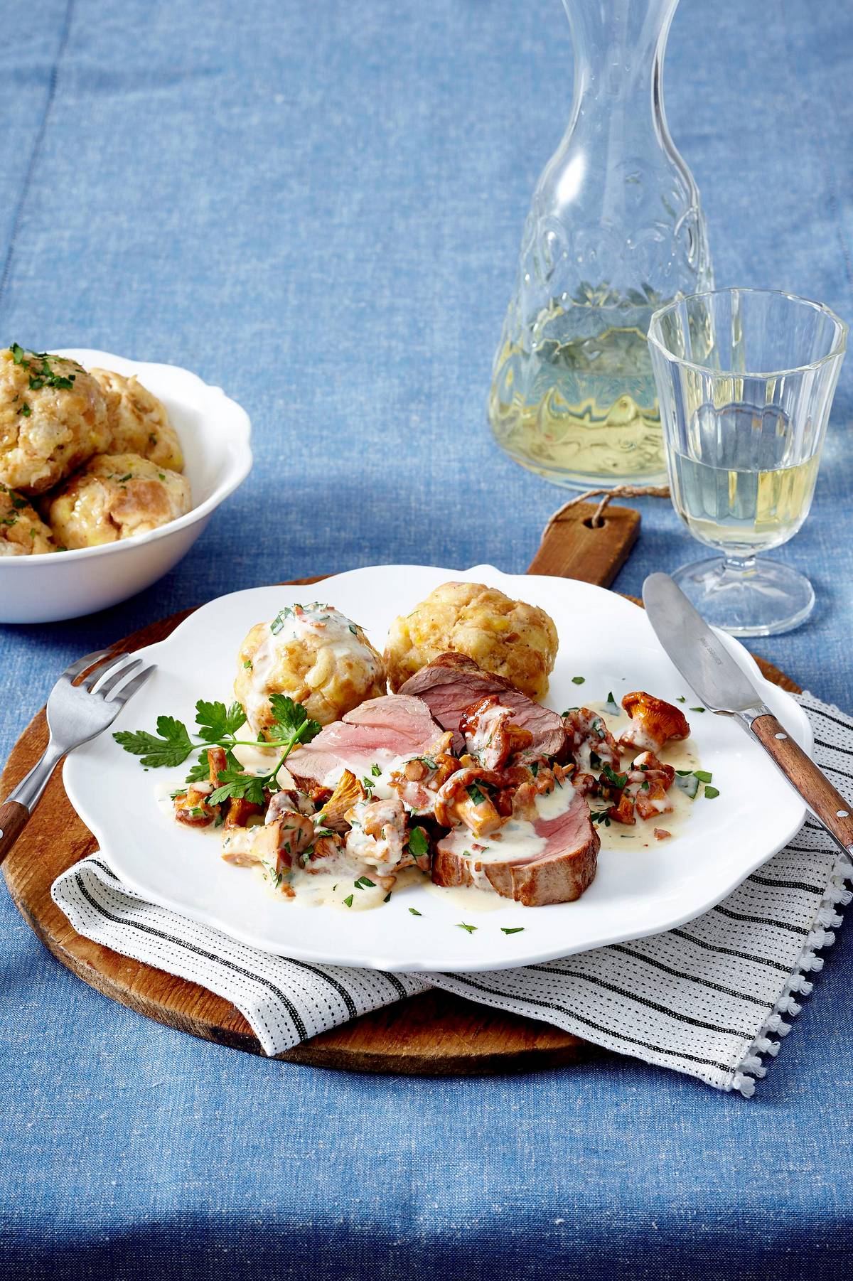 Rahmpfifferlinge mit Speck, Schweinemedaillons und Semmelknödel Rezept