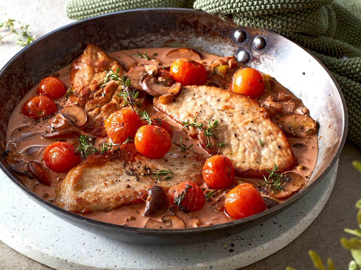 Rahmschnitzel mit Pilzen und Tomaten Rezept