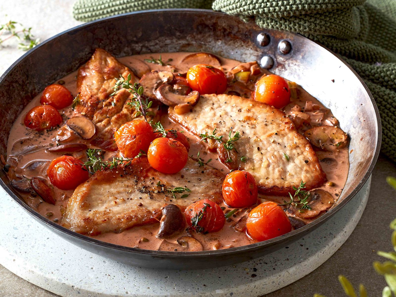 Rahmschnitzel mit Pilzen und Tomaten Rezept | LECKER
