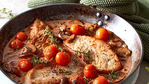 Rahmschnitzel mit Pilzen und Tomaten Rezept - Foto: House of Food / Bauer Food Experts KG